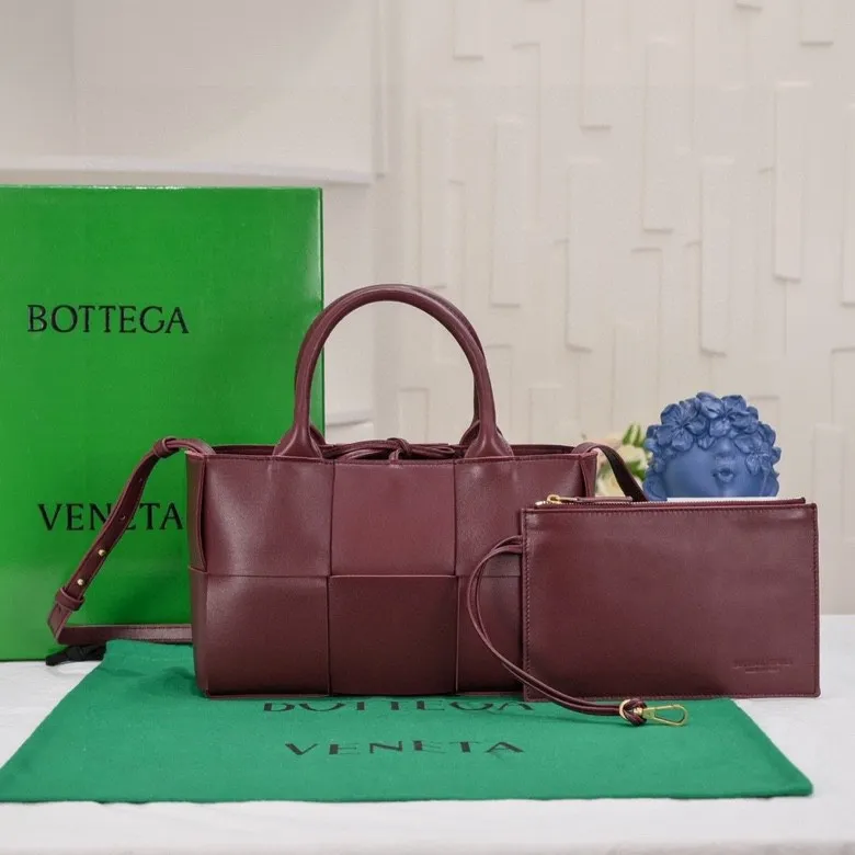 Batch 1460 🔥🔥🔥BV mini tote bag🟡🟡🟡Arco tote finally has a mini version this season. I love this size💯I have always been fond of tote bags because it has no complicated design, is simple and neat, and is easy to match with daily clothes🍒🍒Key point key point! It comes with a detachable shoulder strap, suitable for commuting and casual wear for any occasion👏👏Model number: 9894#, size: 25x16x8cm